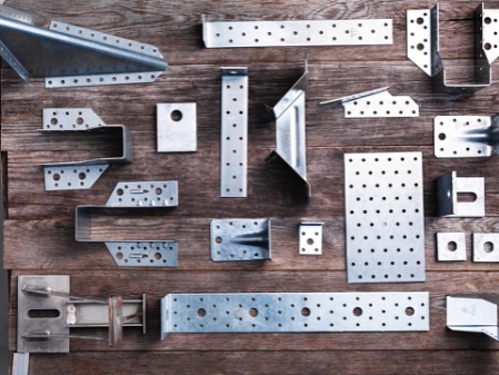 Gruppbild på ett 20-tal byggbeslag som vi säljer